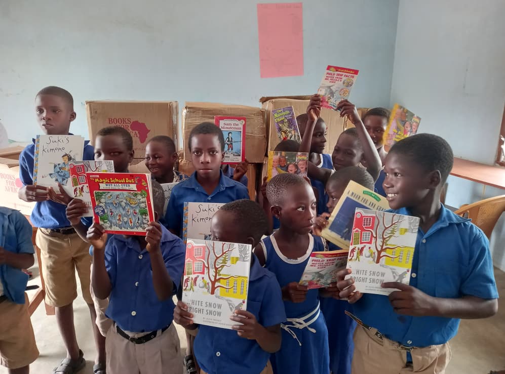 Children with books for the TEKCHILLS community library project